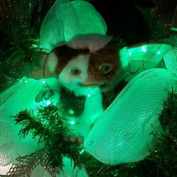 Gizmo Wreath Gremlins Movie 80's Classic Christmas Wreath with Lights - Picture 1 of 9